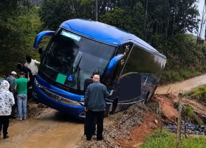 Ônibus de turismo fica preso em estrada e bloqueia trânsito em São Martinho