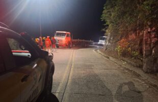 Caminhão quebra na Serra do Rio do Rastro e trânsito fica em meia pista por mais de três horas