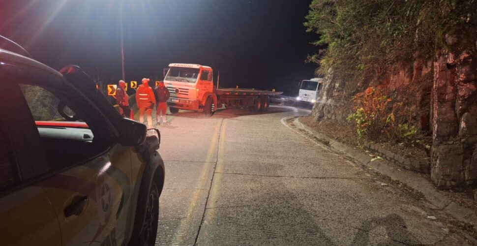 Caminhão quebra na Serra do Rio do Rastro e trânsito fica em meia pista por mais de três horas
