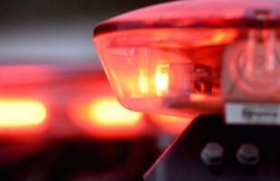 Mulher foge com carro do namorado, bate veículo e acaba presa em Orleans