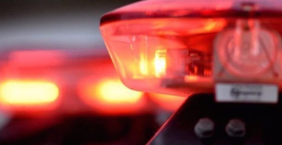Mulher foge com carro do namorado, bate veículo e acaba presa em Orleans