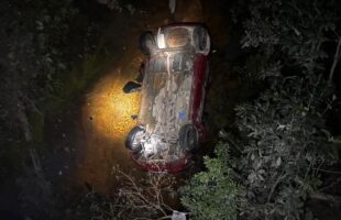 Carro cai em rio após capotamento em Itanema e mobiliza equipes de resgate em Lauro Müller