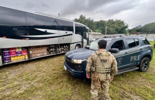 PRF apreende cerca de 3 mil garrafas de bebidas estrangeiras em ônibus na BR-101