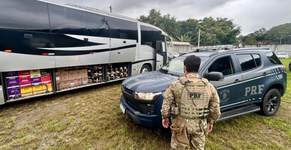 PRF apreende cerca de 3 mil garrafas de bebidas estrangeiras em ônibus na BR-101