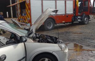 Carro pega fogo e mobiliza Corpo de Bombeiros em Araranguá