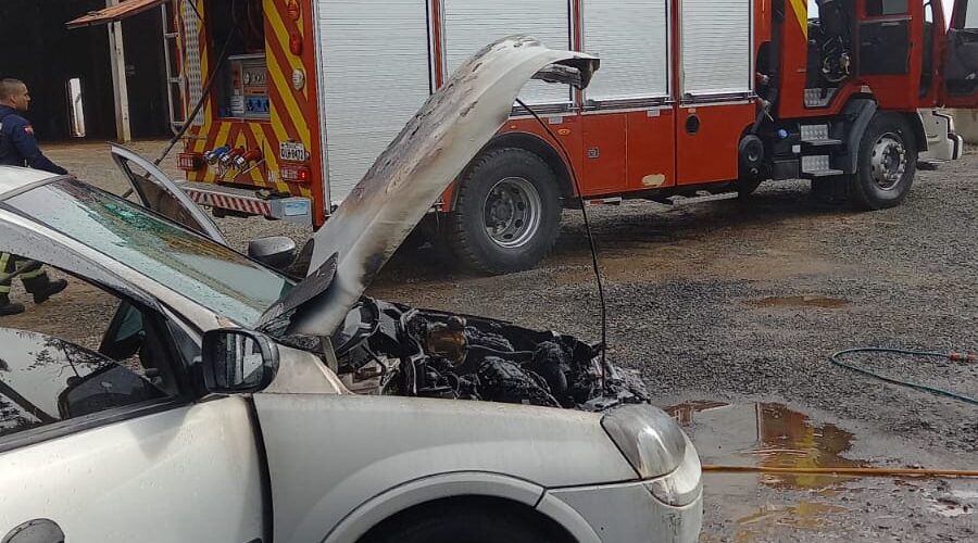Carro pega fogo e mobiliza Corpo de Bombeiros em Araranguá