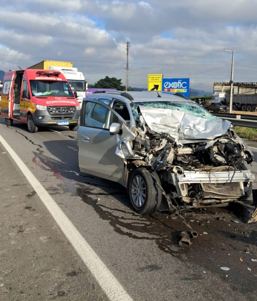 Colisão entre carro e caminhão-tanque mobiliza bombeiros na BR-101