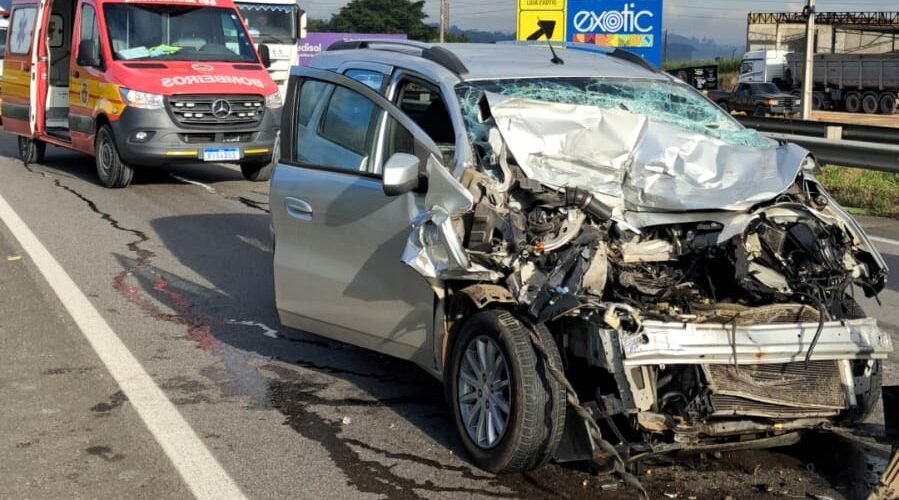 Colisão entre carro e caminhão-tanque mobiliza bombeiros na BR-101