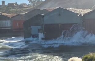 Ressaca de até 4 metros avança sobre barracos de pescadores no Farol de Santa Marta