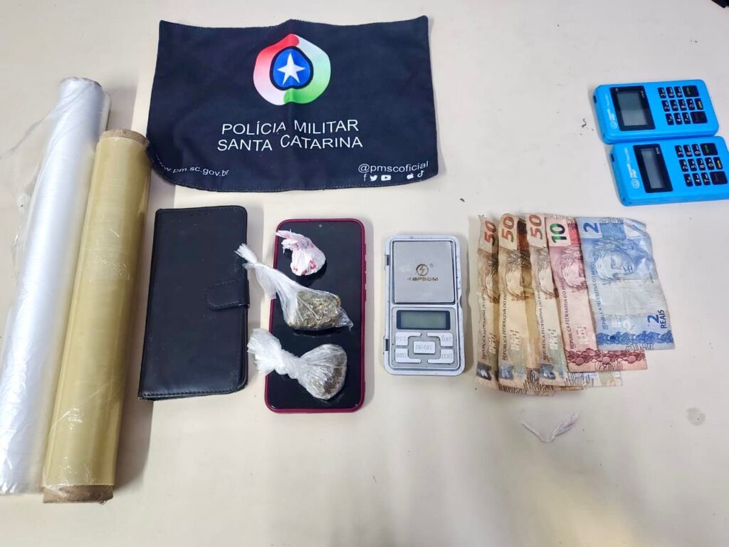 Homem é preso por tráfico de drogas após monitoramento da PM em Orleans