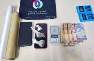 Homem é preso por tráfico de drogas após monitoramento da PM em Orleans