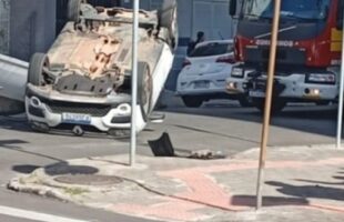 Colisão entre carros deixa veículo capotado no Centro de Criciúma