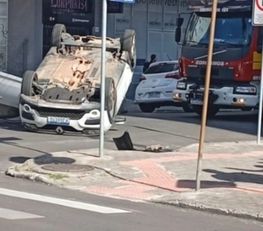 Colisão entre carros deixa veículo capotado no Centro de Criciúma