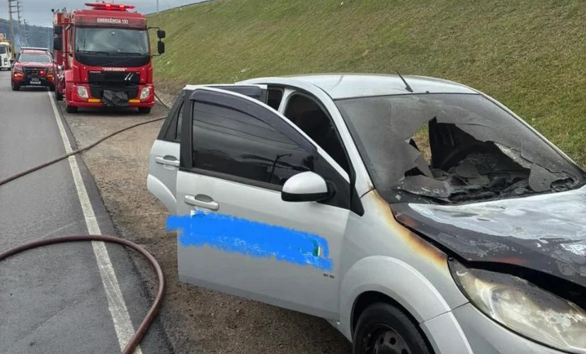 Carro é destruído por incêndio às margens da BR-101 em Tubarão
