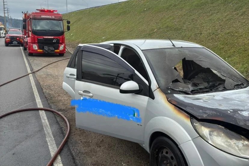 Carro é destruído por incêndio às margens da BR-101 em Tubarão