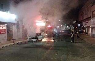 Veículo é destruído por incêndio durante a noite em Tubarão