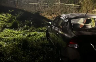 Idoso fica gravemente ferido após carro despencar de barranco em Armazém