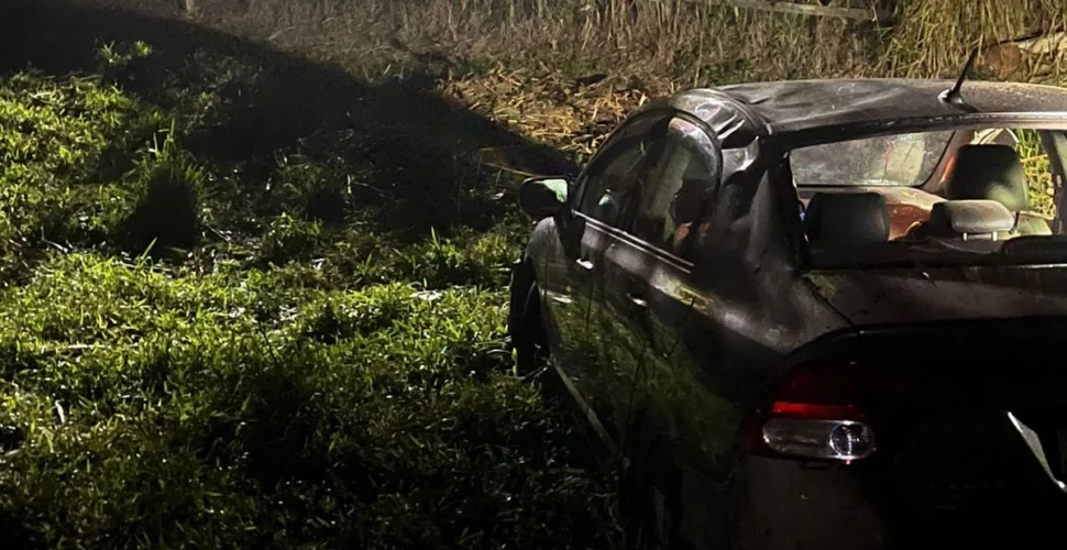 Idoso fica gravemente ferido após carro despencar de barranco em Armazém