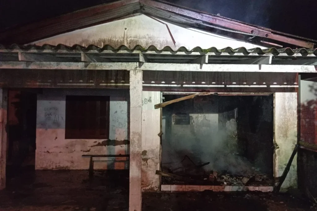 Incêndio atinge residência desocupada durante a madrugada em Balneário Gaivota