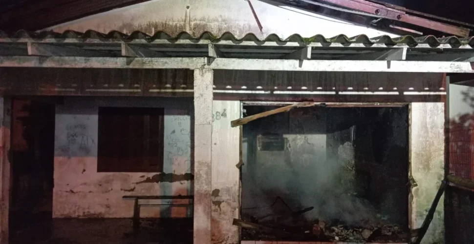 Incêndio atinge residência desocupada durante a madrugada em Balneário Gaivota