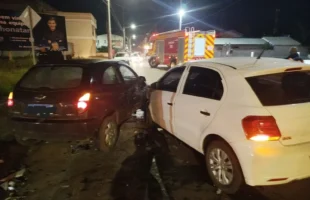 Jovem é levada ao hospital após acidente entre dois carros no Centro de Turvo