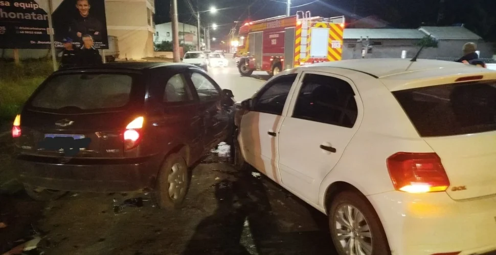 Jovem é levada ao hospital após acidente entre dois carros no Centro de Turvo