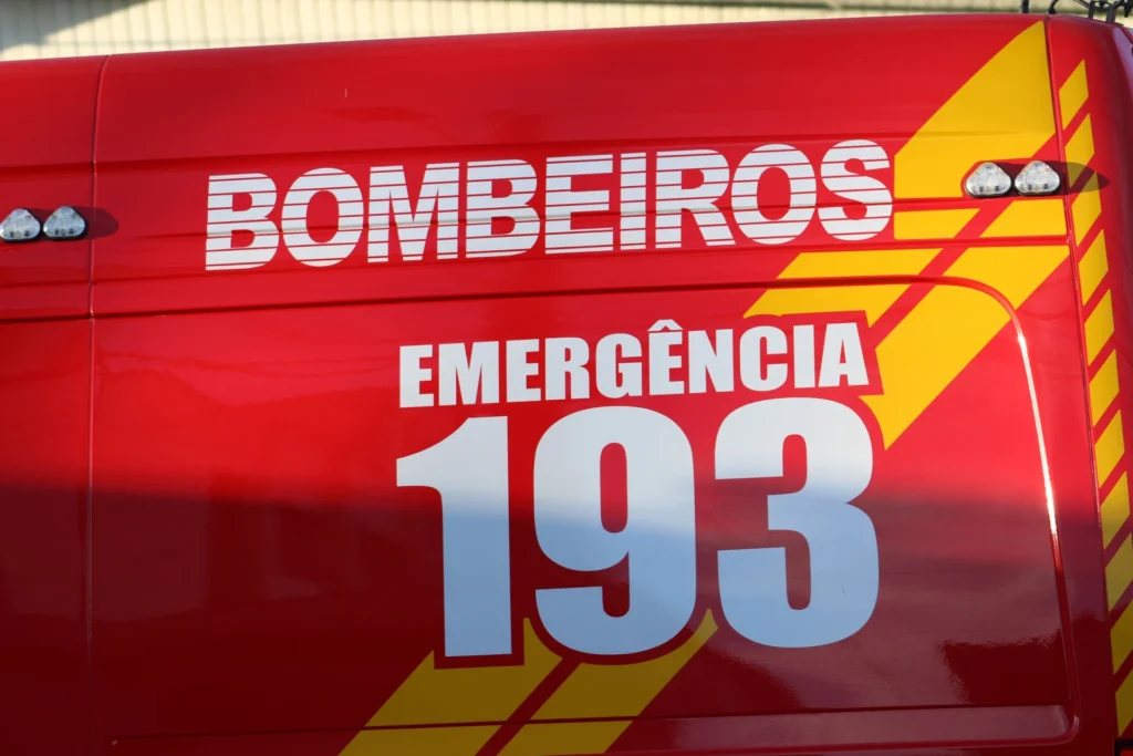 Policial rodoviário fica gravemente ferido após ser atingido por motocicleta na BR-282