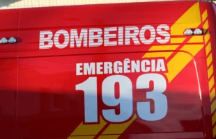 Policial rodoviário fica gravemente ferido após ser atingido por motocicleta na BR-282