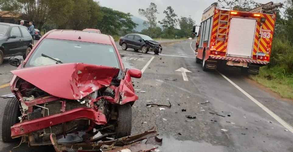 Criança fica ferida após colisão envolvendo três veículos em Sombrio