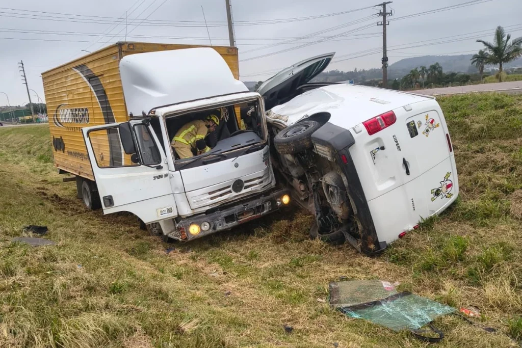 Colisão entre caminhão e van mobiliza equipes de resgate em Jaguaruna