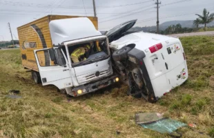 Colisão entre caminhão e van mobiliza equipes de resgate em Jaguaruna