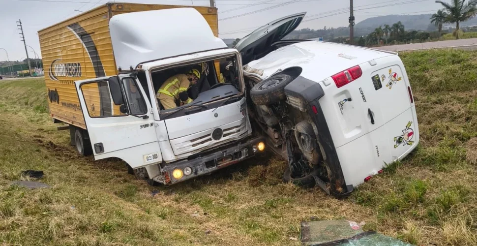 Colisão entre caminhão e van mobiliza equipes de resgate em Jaguaruna