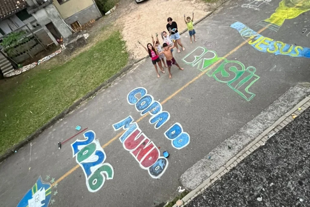 Crianças transformam rua em cenário de Copa do Mundo em Nova Veneza