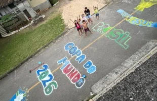 Crianças transformam rua em cenário de Copa do Mundo em Nova Veneza