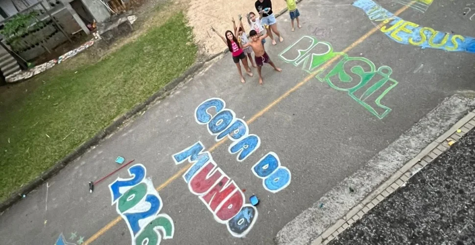 Crianças transformam rua em cenário de Copa do Mundo em Nova Veneza