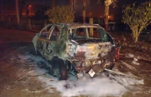 Veículo é consumido por incêndio em estrada de Cocal do Sul