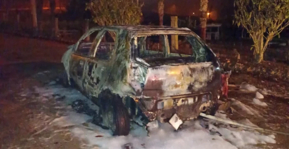 Veículo é consumido por incêndio em estrada de Cocal do Sul