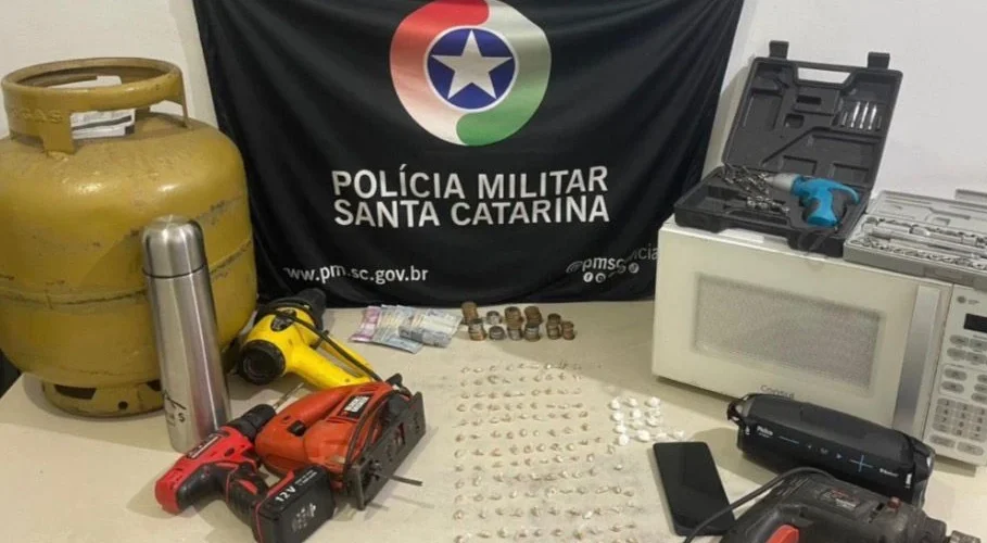 Idoso tenta esconder droga ao engolir pedra de crack e acaba detido em Balneário Gaivota
