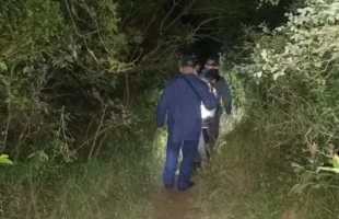 Homem fica ferido após queda em trilha na Praia do Ouvidor, em Garopaba