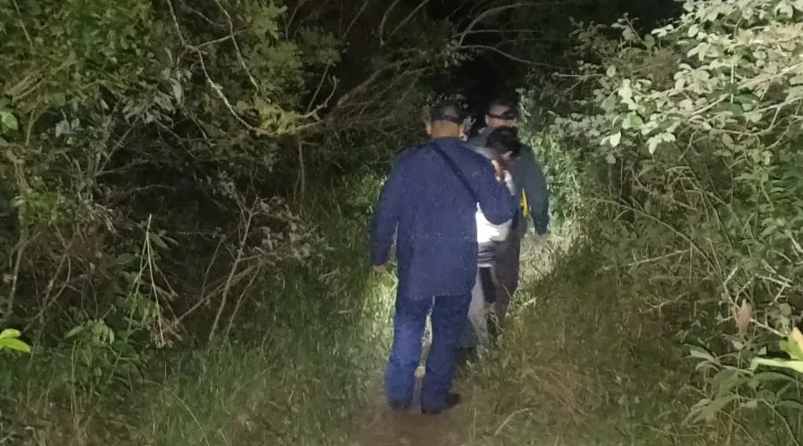 Homem fica ferido após queda em trilha na Praia do Ouvidor, em Garopaba