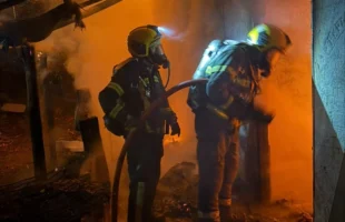 Incêndio destrói imóvel abandonado e Defesa Civil realiza demolição em Criciúma