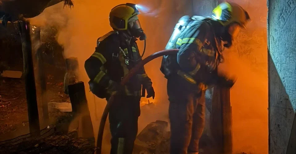 Incêndio destrói imóvel abandonado e Defesa Civil realiza demolição em Criciúma