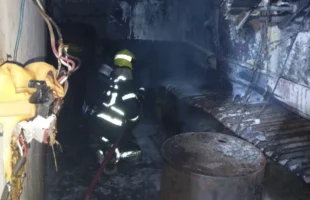Incêndio atinge escavadeira e causa danos em pavilhão industrial de Siderópolis