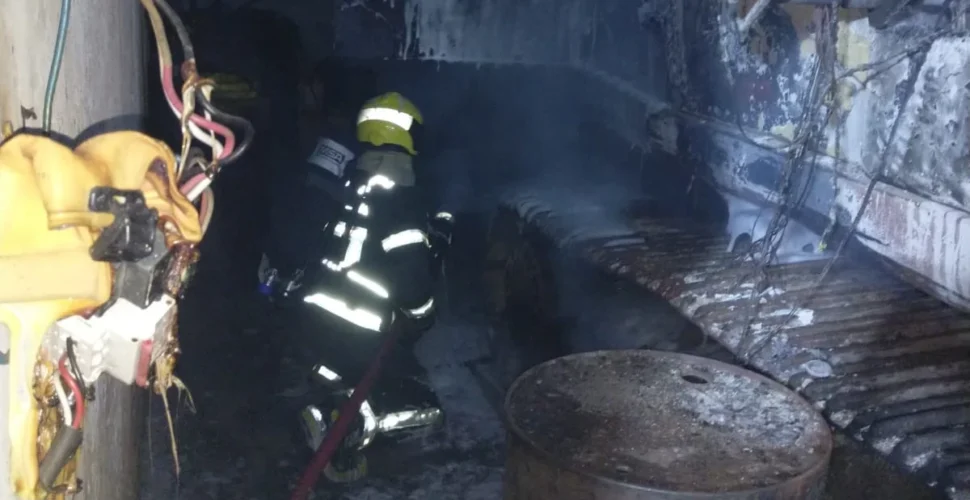 Incêndio atinge escavadeira e causa danos em pavilhão industrial de Siderópolis