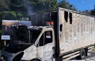 Caminhão de entregas é destruído por incêndio em Araranguá