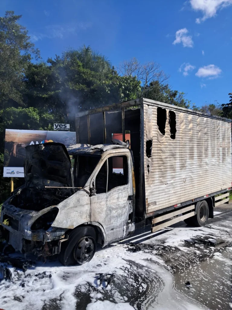 Caminhão de entregas é destruído por incêndio em Araranguá
