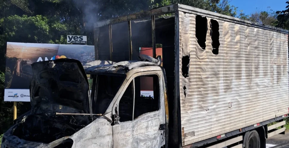 Caminhão de entregas é destruído por incêndio em Araranguá