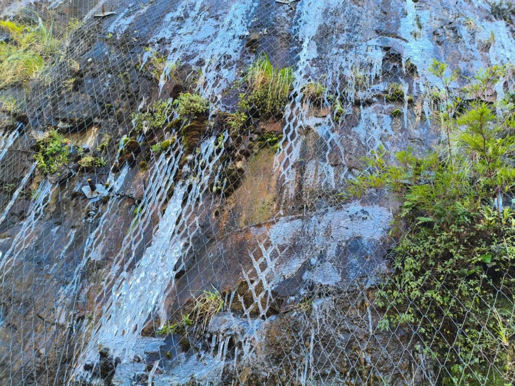 Frio intenso congela paredões na Serra do Rio do Rastro e mobiliza ação preventiva