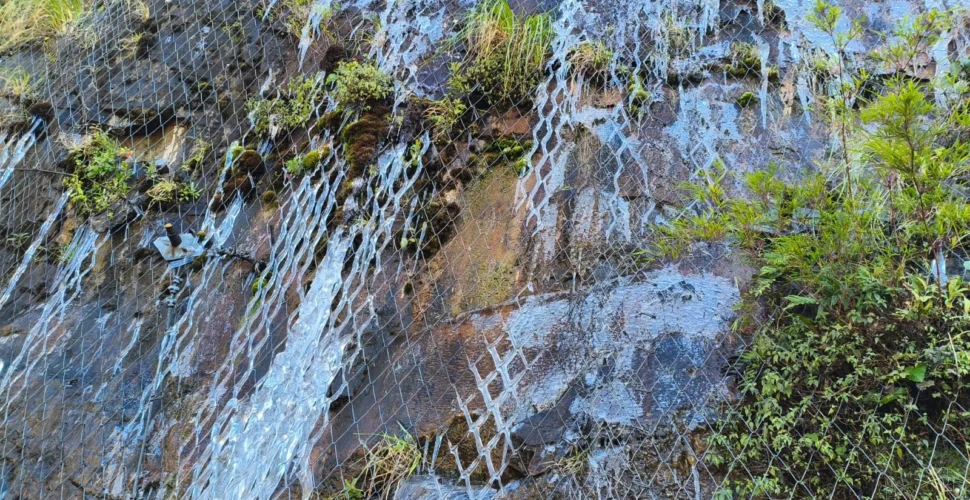 Frio intenso congela paredões na Serra do Rio do Rastro e mobiliza ação preventiva