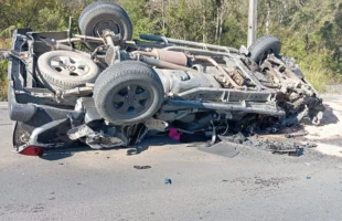 Colisão entre dois carros e caminhão deixa homem ferido na SC-390, em Lauro Müller